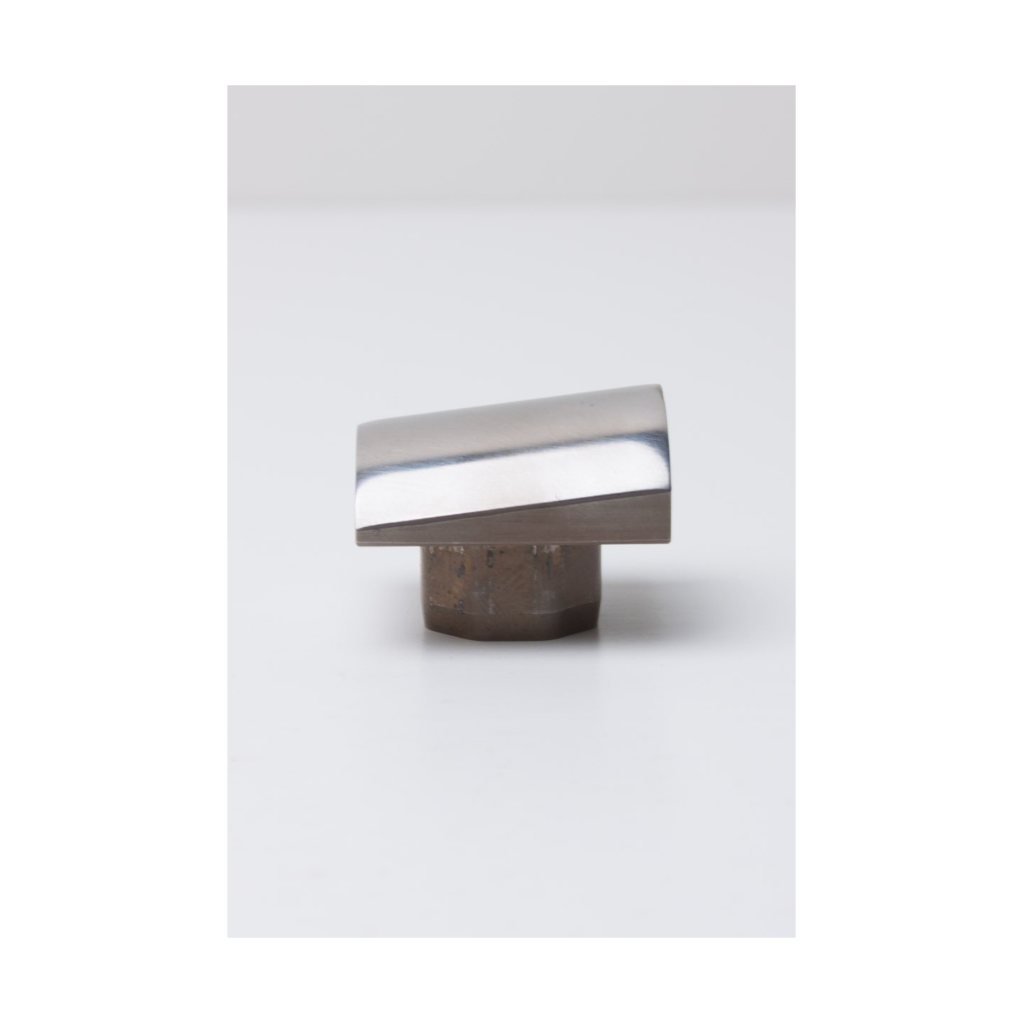 Edge tipping die